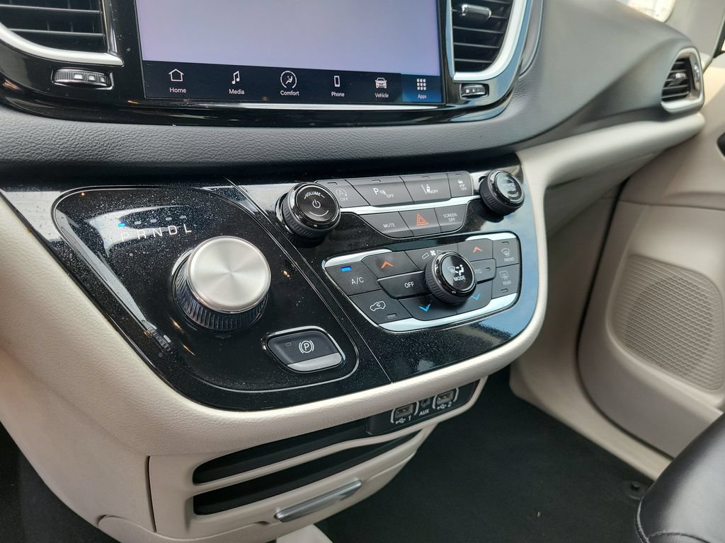 Used 2023 Chrysler Pacifica Touring-L FWD image 31
