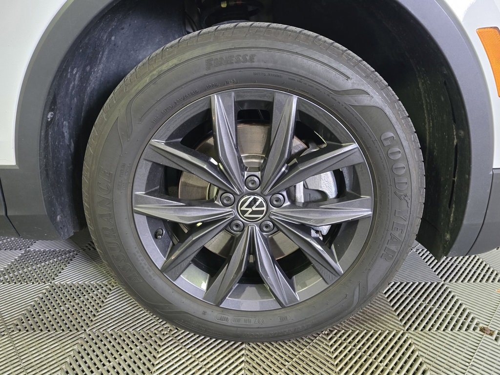 Used 2022 Volkswagen Tiguan SE image 2