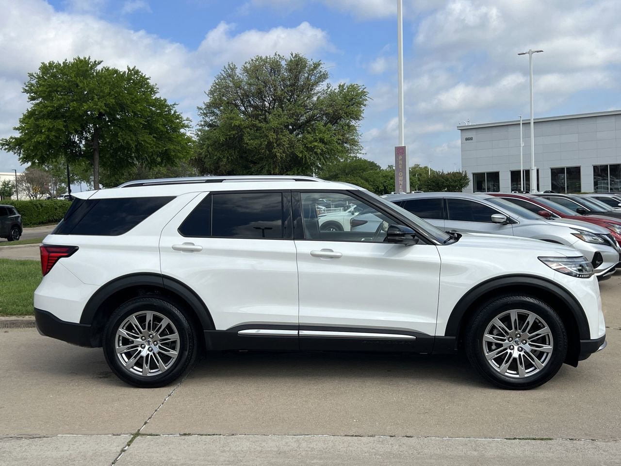 Used 2025 Ford Explorer Platinum image 3