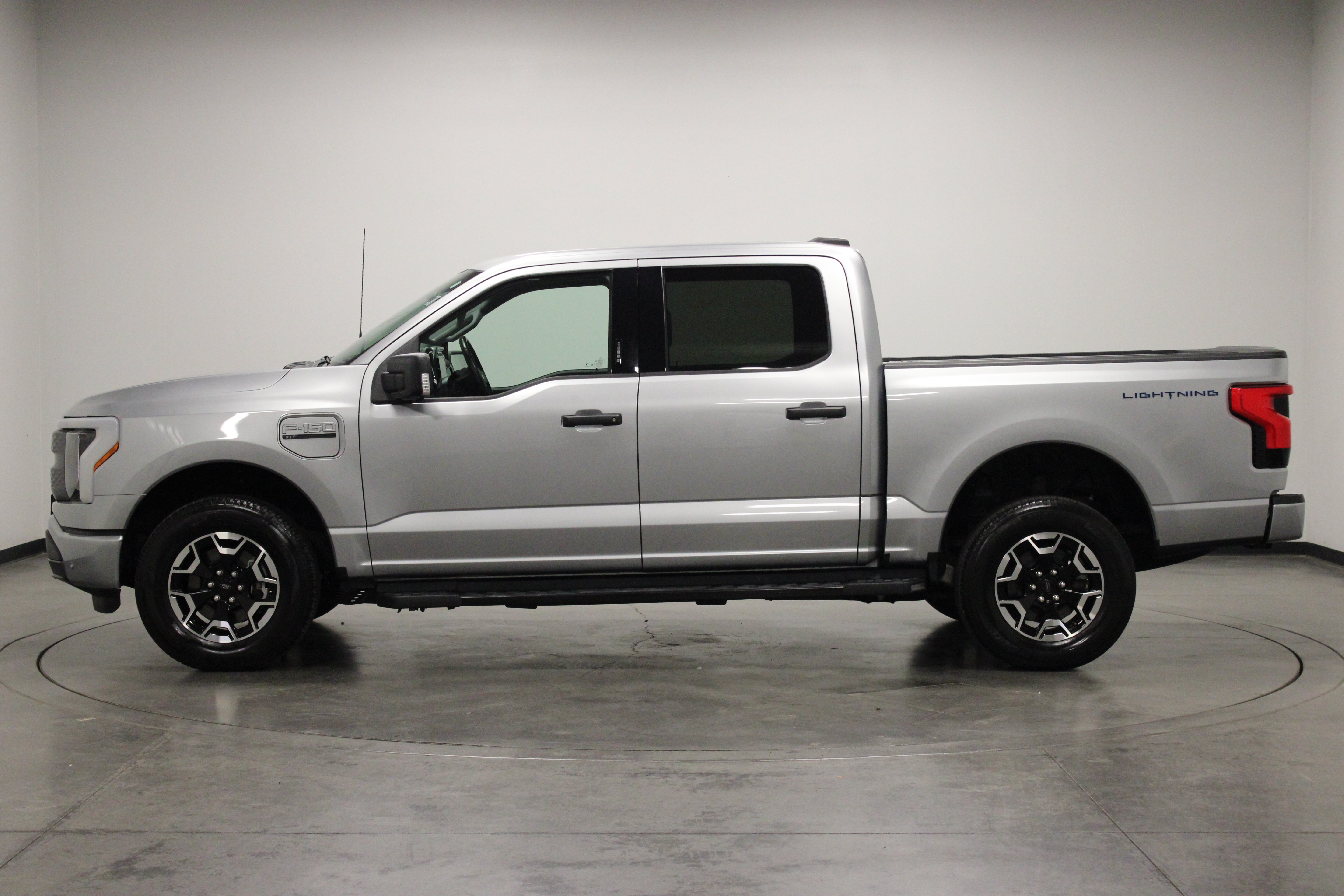 Used 2022 Ford F150 Lightning XLT AWD/4WD image 5