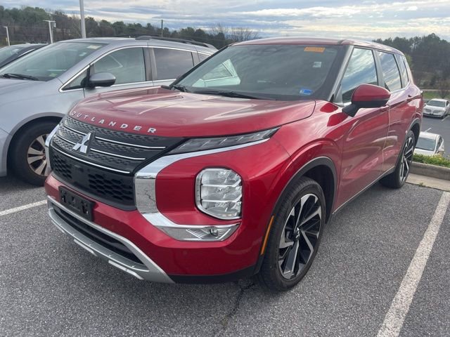 Used 2023 Mitsubishi Outlander SE image 1