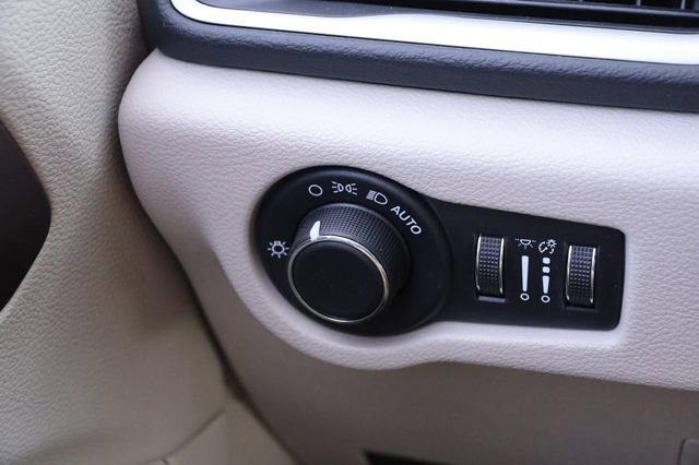 Used 2023 Chrysler Voyager LX image 20