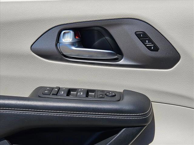 Used 2023 Chrysler Pacifica Touring-L image 12
