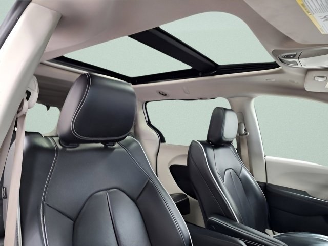 Used 2022 Chrysler Pacifica Limited AWD/4WD image 12