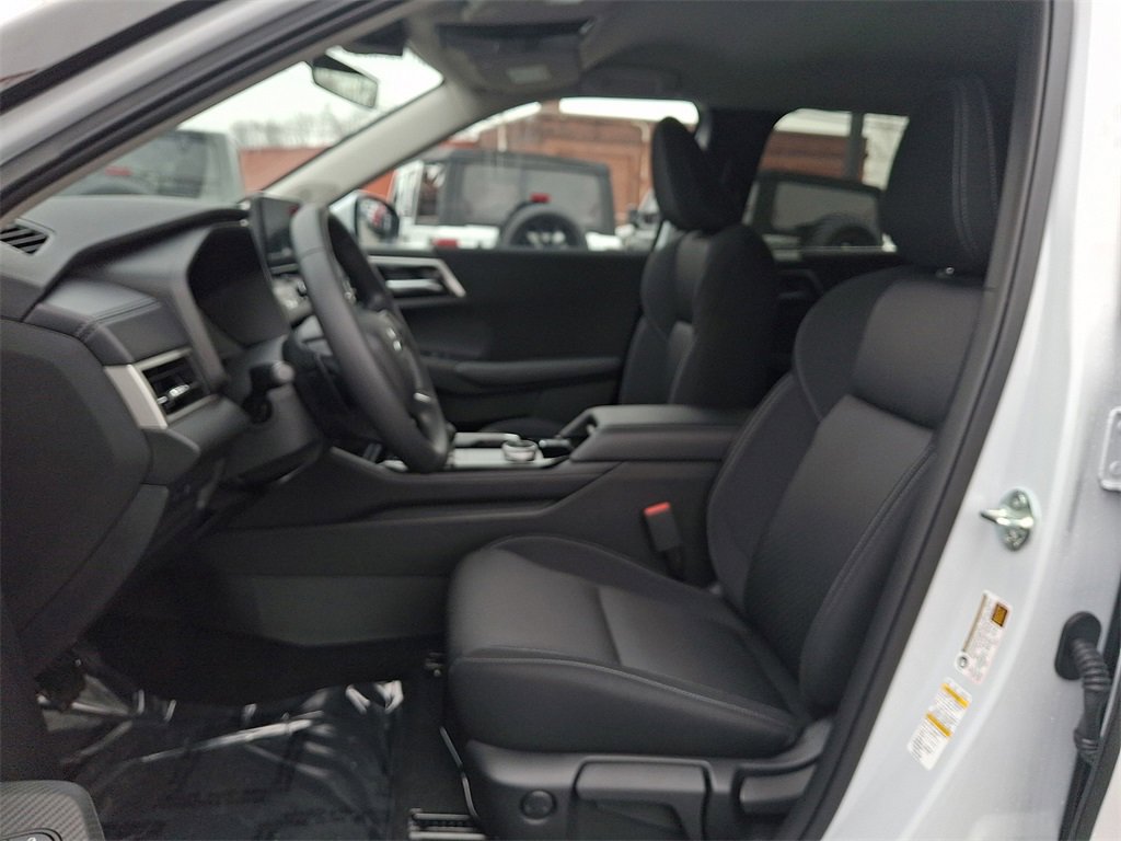 New 2026 Mitsubishi Outlander ES image 7