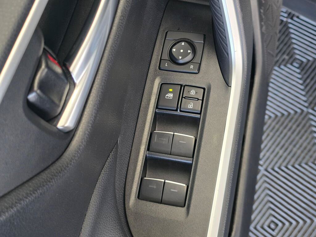 Used 2025 Toyota RAV4 XLE AWD/4WD image 21