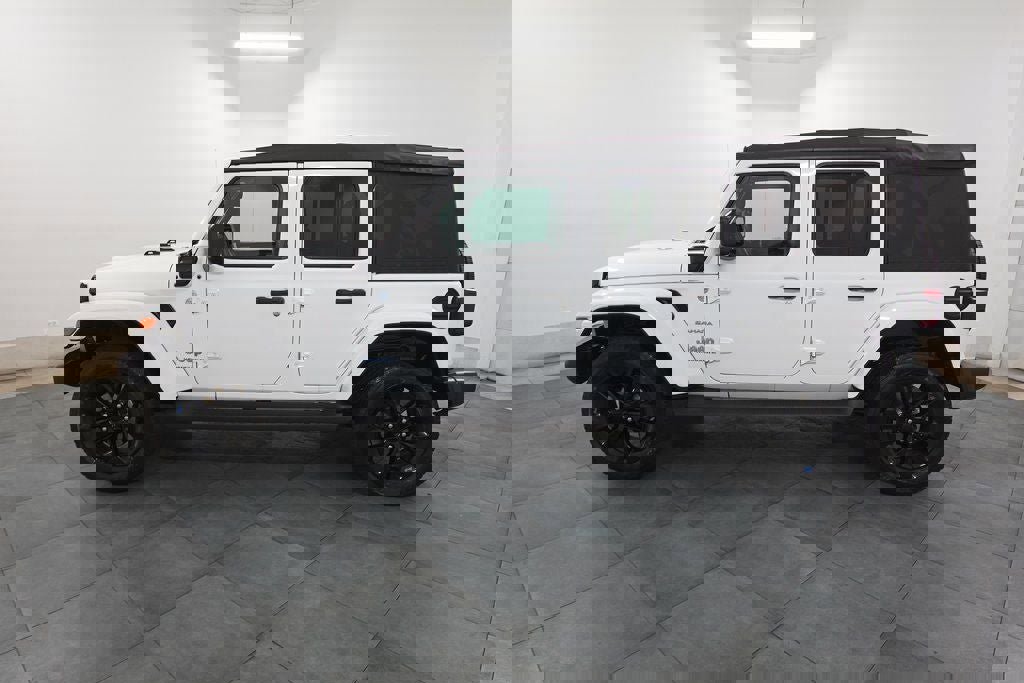 Used 2023 Jeep Wrangler Unlimited Sahara image 2