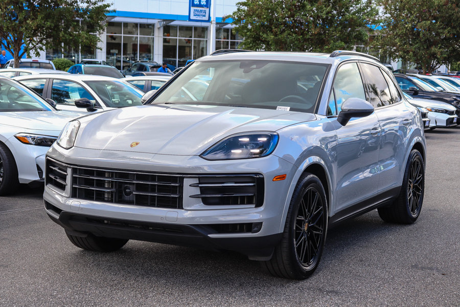 Used 2024 Porsche Cayenne AWD/4WD image 2