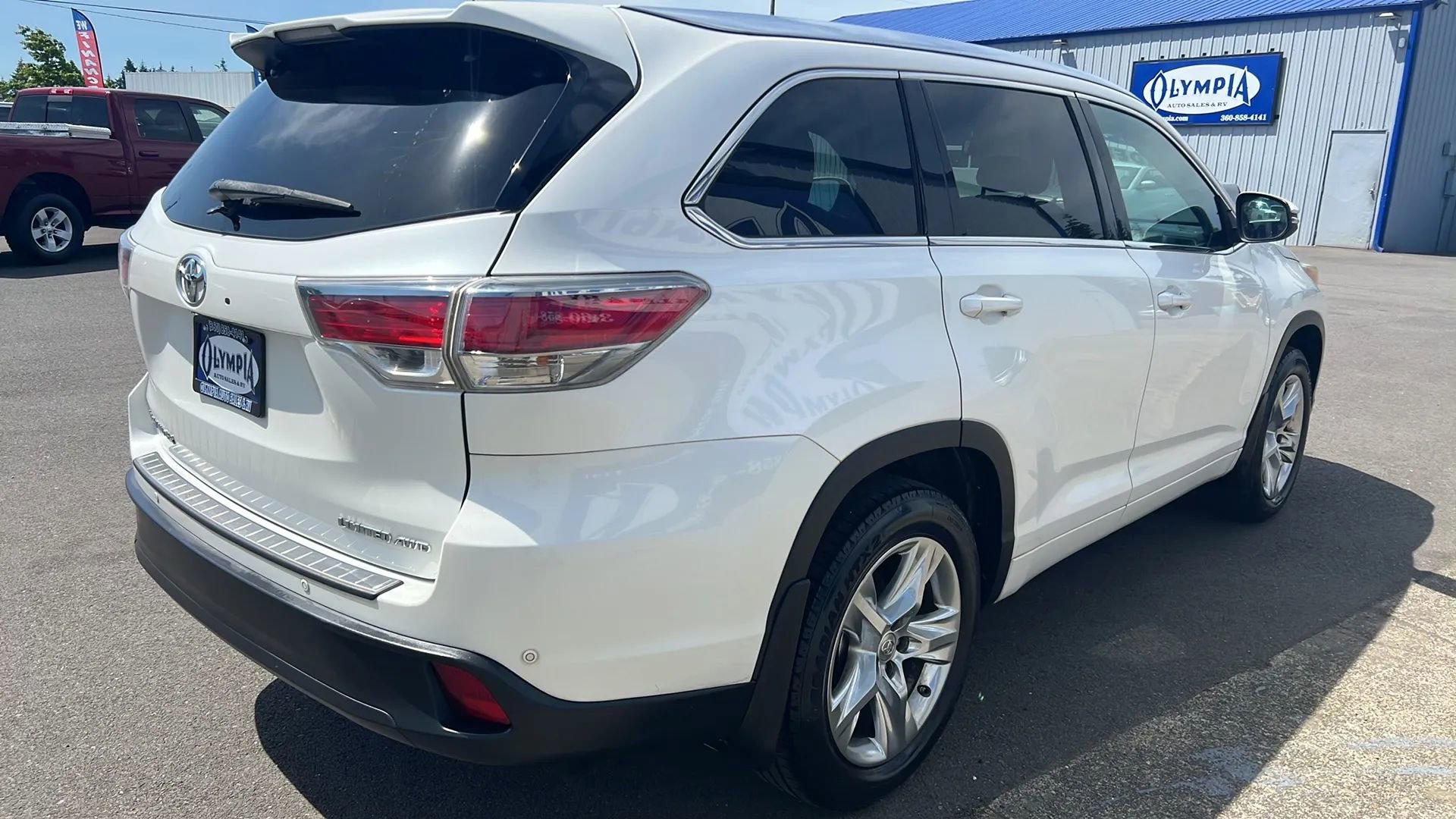 Used 2014 Toyota Highlander Limited w/ Driver Technology Package AWD/4WD image 10