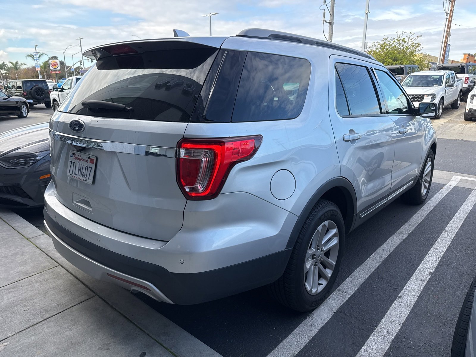 Used 2016 Ford Explorer XLT image 3