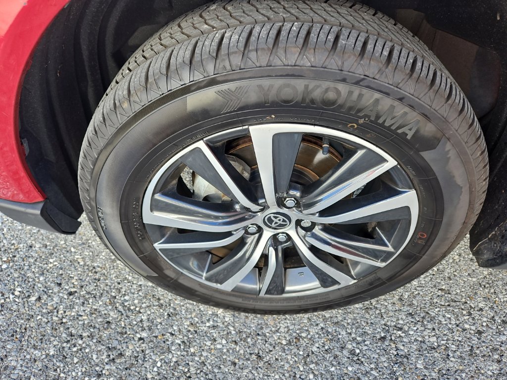 Used 2023 Toyota Venza LE AWD/4WD image 12