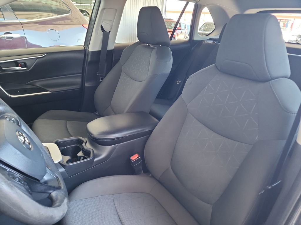 Used 2021 Toyota RAV4 XLE AWD/4WD image 16