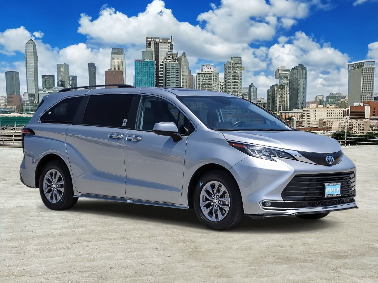 Used 2023 Toyota Sienna XLE w/ XLE Plus Package FWD image 3
