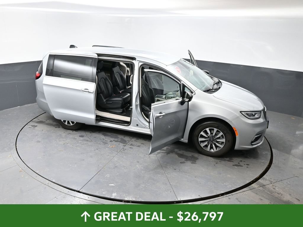 Used 2024 Chrysler Pacifica Select image 62