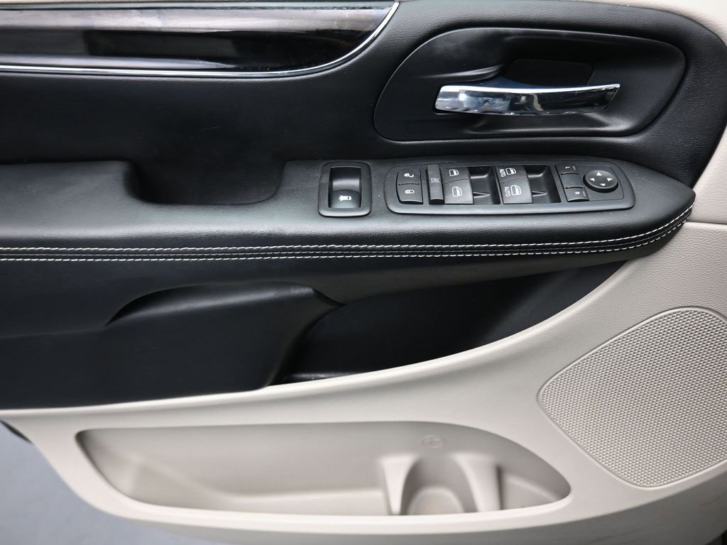 Used 2016 Dodge Grand Caravan SE image 10