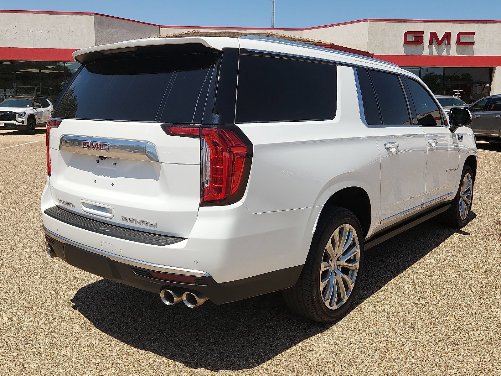 Used 2022 GMC Yukon XL Denali RWD image 4