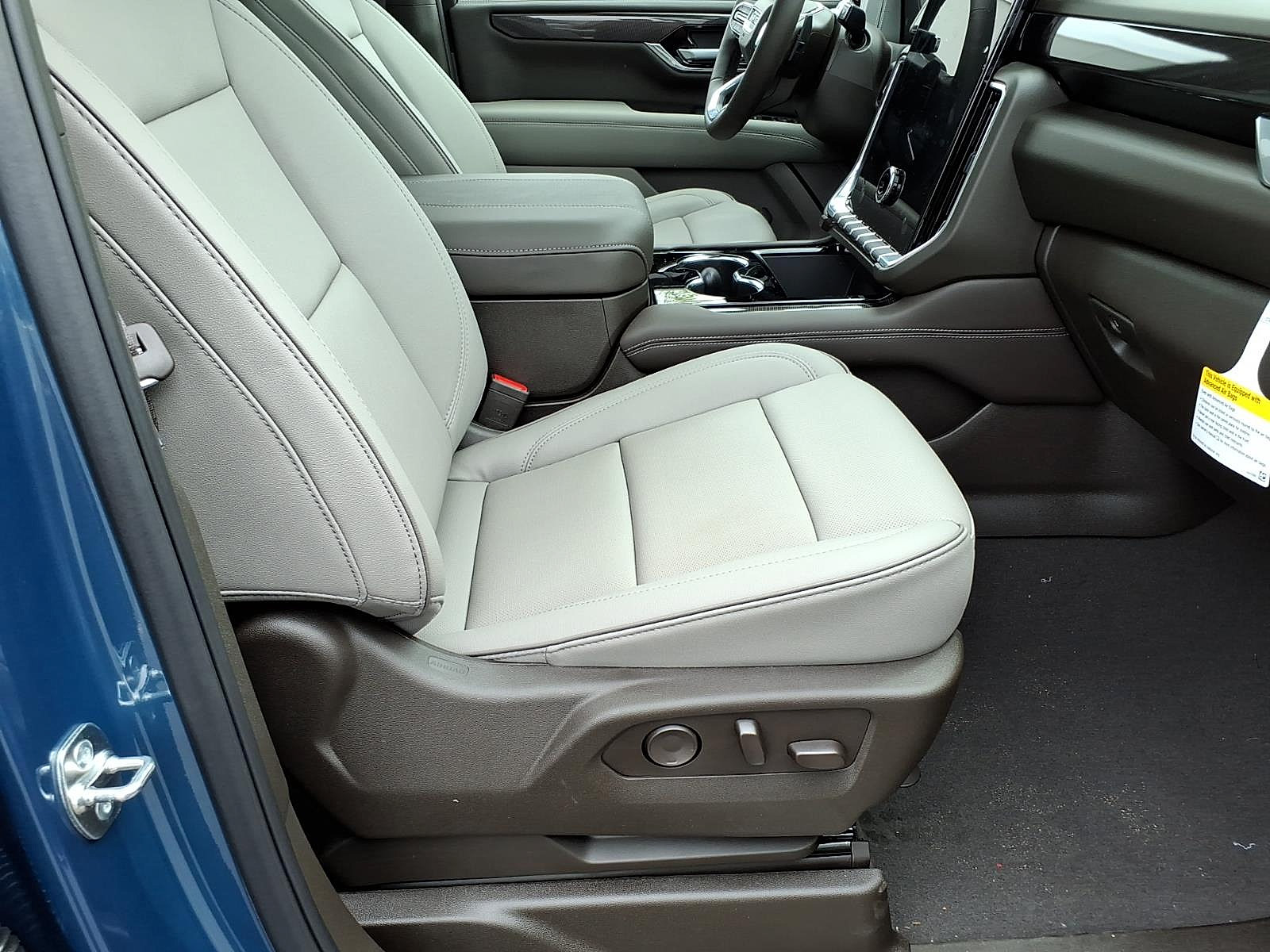 New 2026 GMC Yukon XL Elevation w/ Elevation Premium Package AWD/4WD image 8