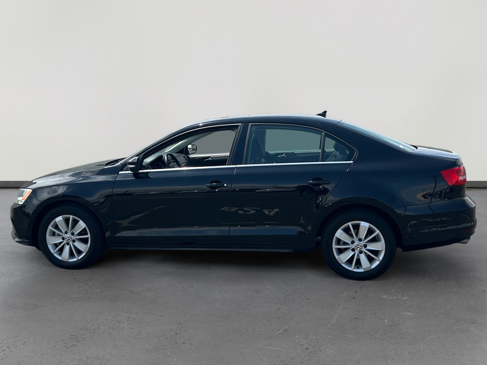 Used 2015 Volkswagen Jetta TDI SE FWD image 2