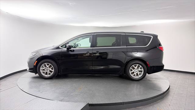 Used 2024 Chrysler Pacifica Touring-L FWD image 3