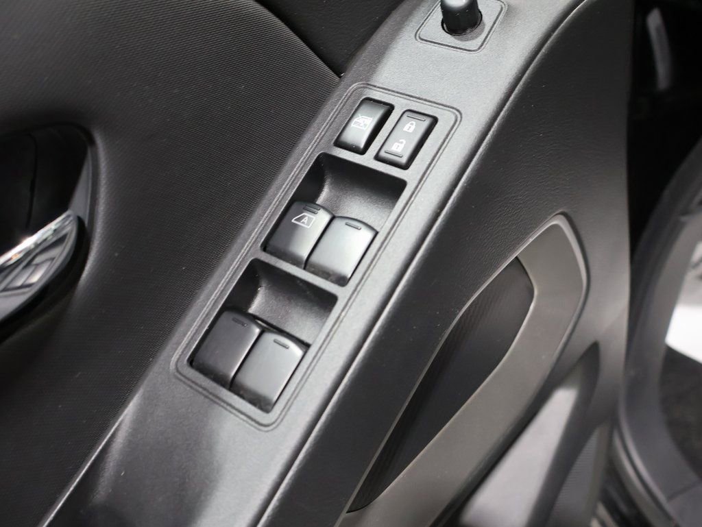 Used 2024 Nissan Frontier SV image 14