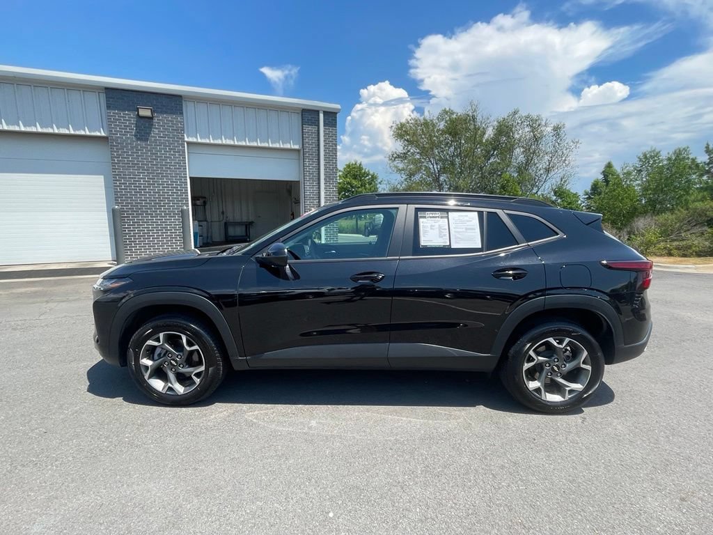 Used 2025 Chevrolet Trax LT FWD image 4
