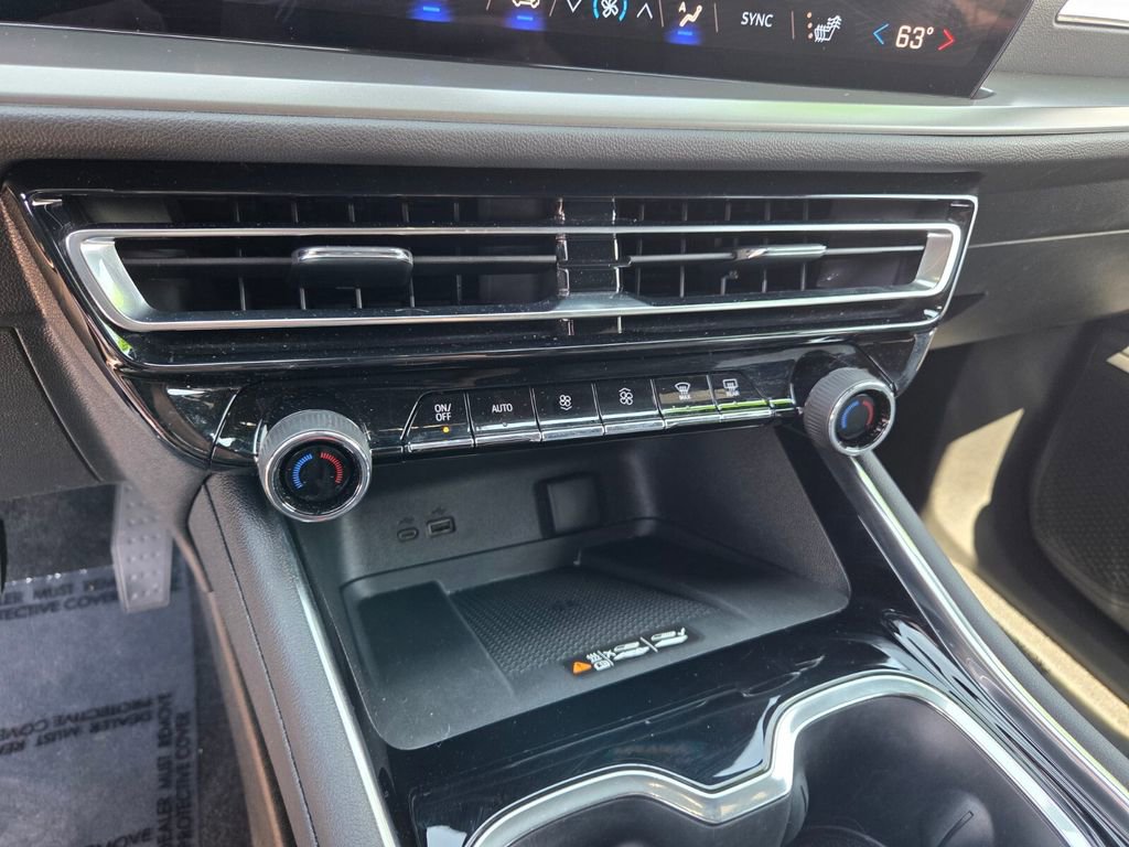 Used 2025 Chevrolet Traverse LT FWD image 23