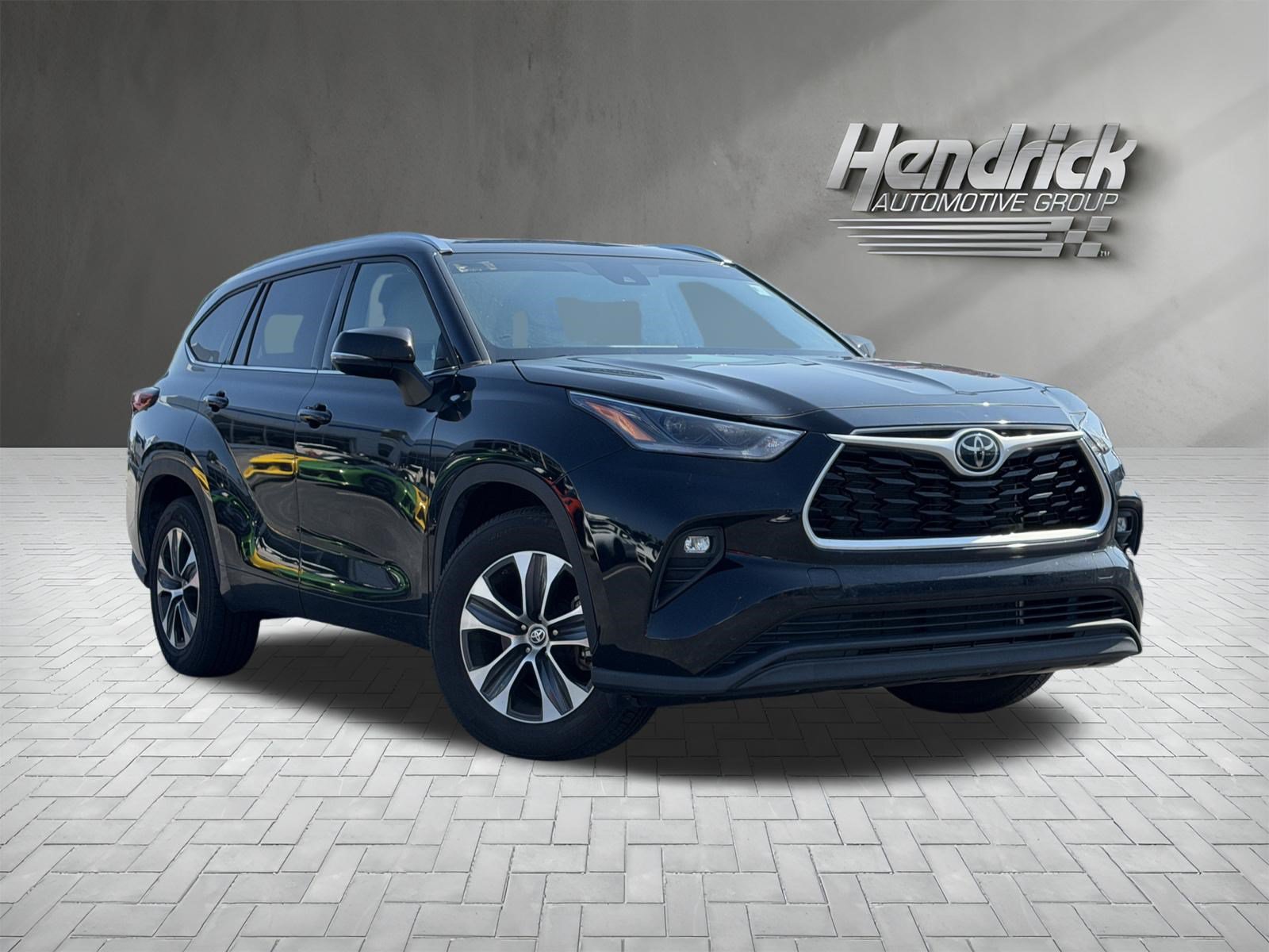 Used 2021 Toyota Highlander XLE FWD video 2