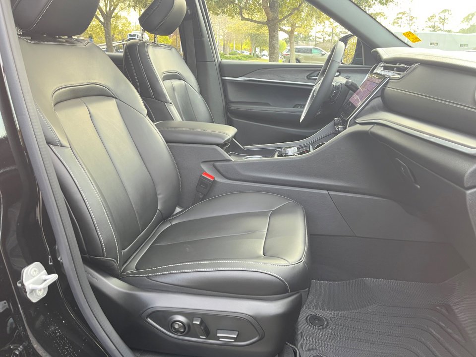 Used 2025 Jeep Grand Cherokee L Limited w/ Black Appearance Package image 28