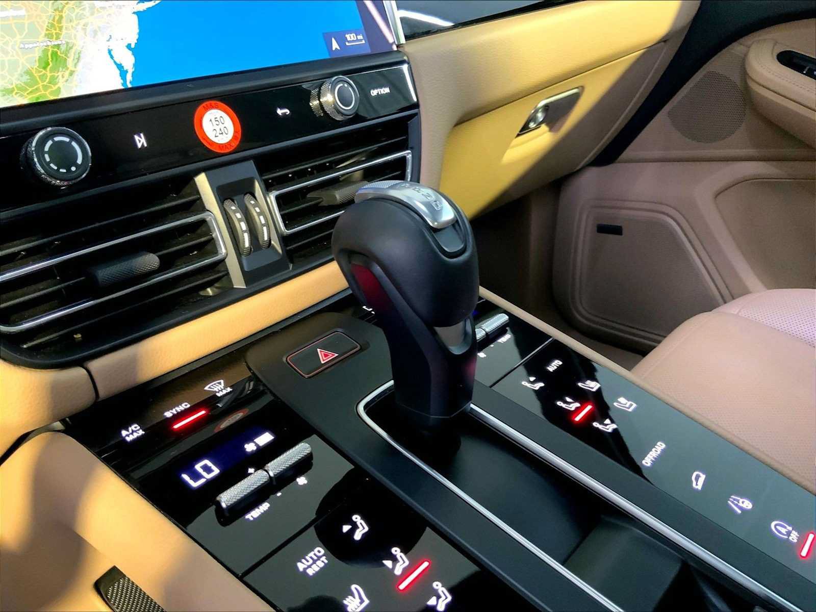 Certified 2023 Porsche Macan AWD/4WD image 17