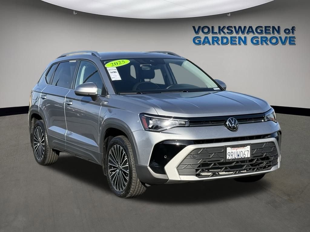 Used 2025 Volkswagen Taos SE image 2