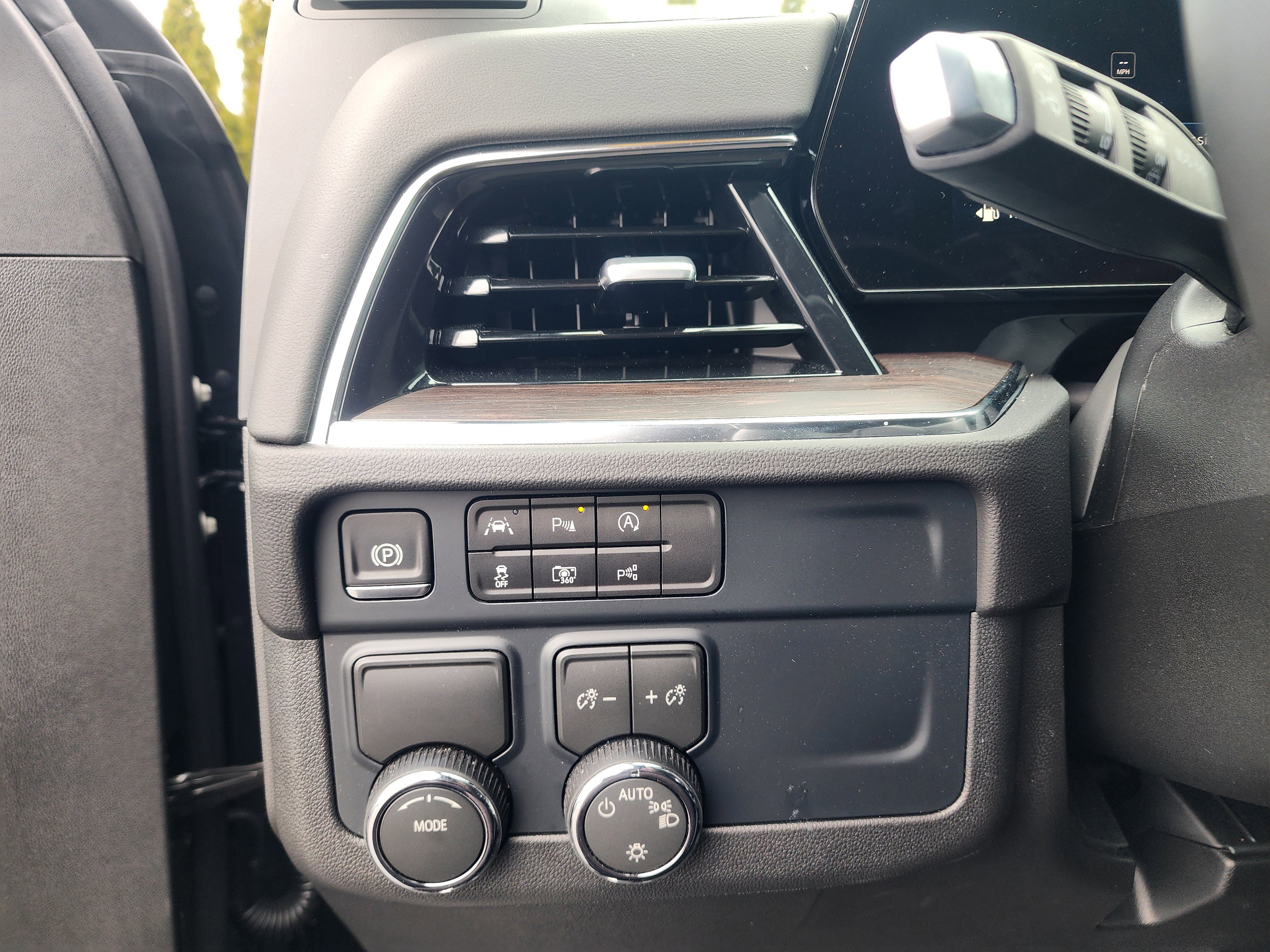 Used 2026 Chevrolet Suburban LT image 27