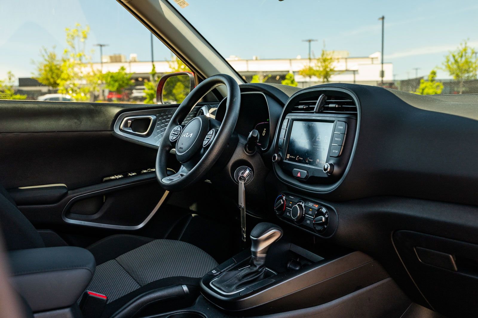Used 2025 Kia Soul LX w/ LX Technology Package FWD image 12