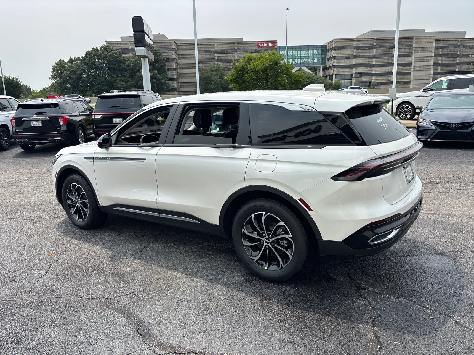 New 2026 Lincoln Nautilus Premier AWD/4WD image 5
