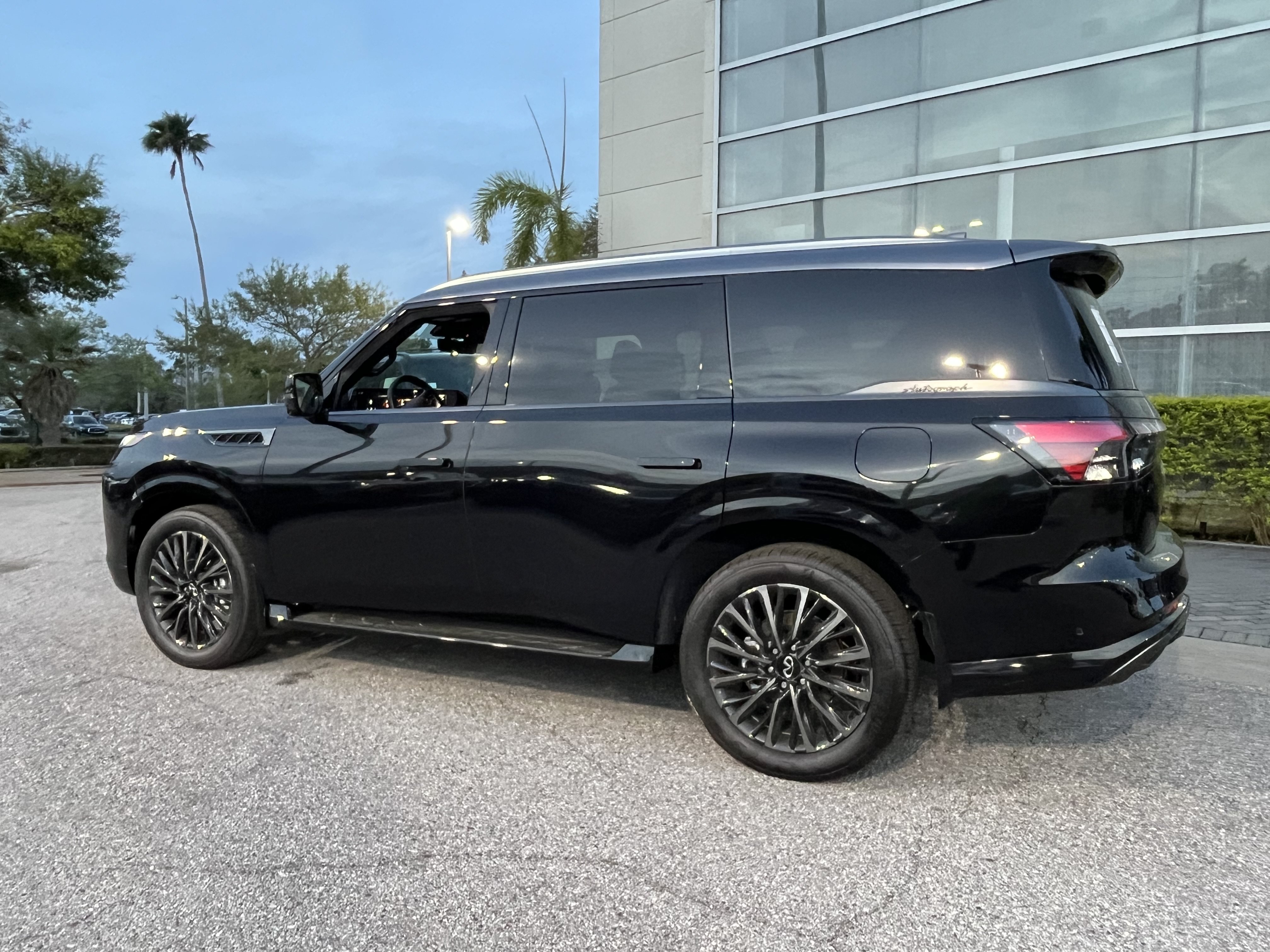 Certified 2026 INFINITI QX80 Autograph w/ Premium Cargo Package AWD/4WD image 3