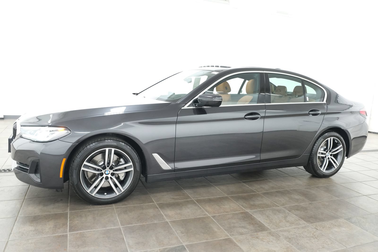 Used 2023 BMW 530i xDrive w/ Premium Package AWD/4WD image 2