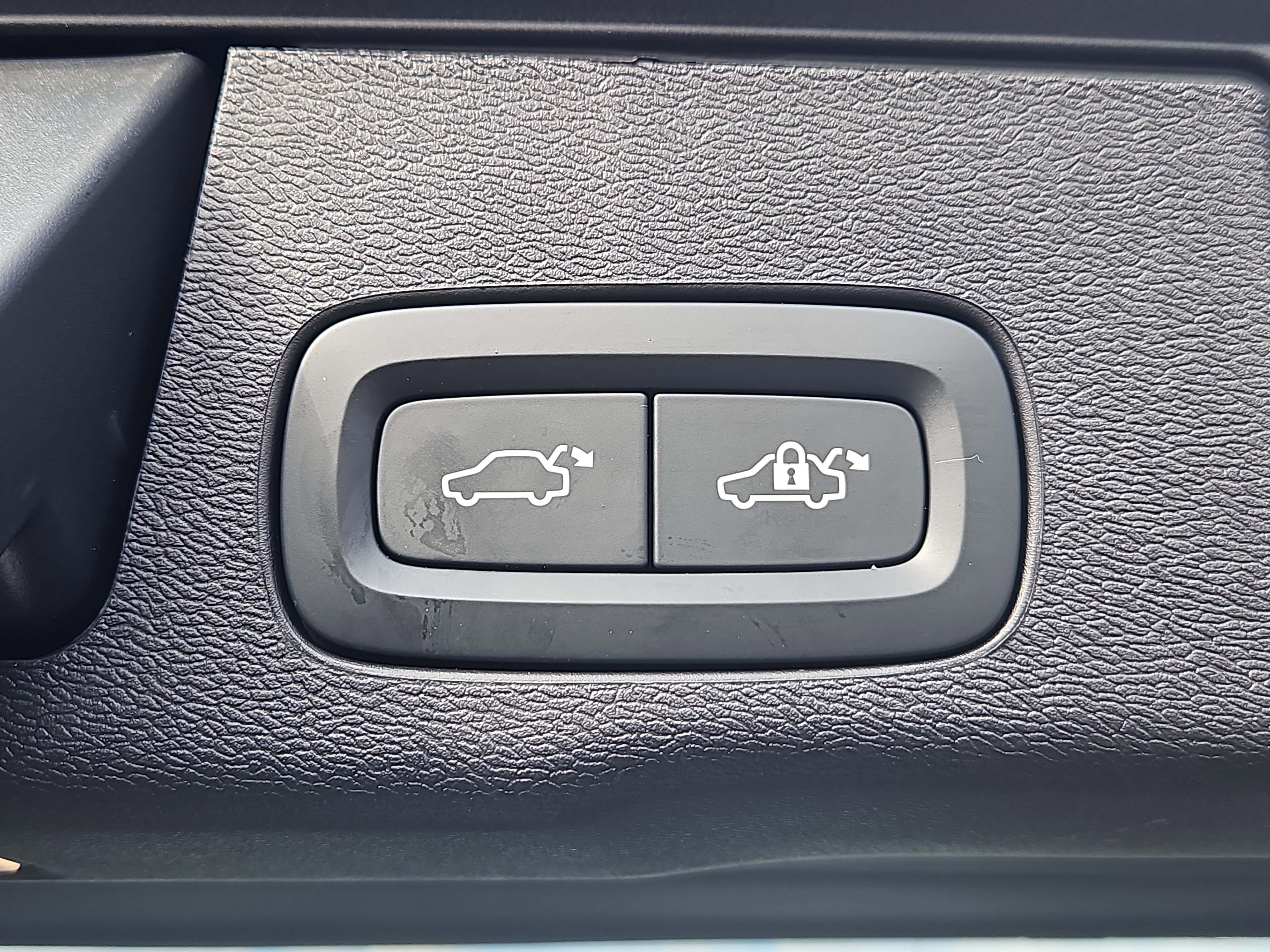 Used 2025 Volvo XC60 B5 Ultra w/ Protection Package Premier image 17