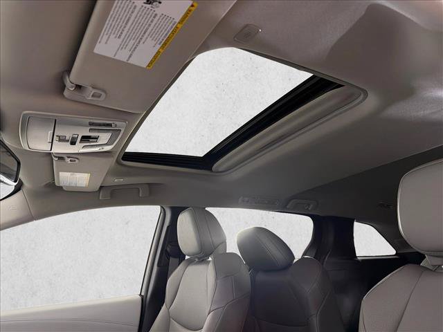 Used 2025 Toyota Sienna XLE w/ XLE Plus Package FWD image 2