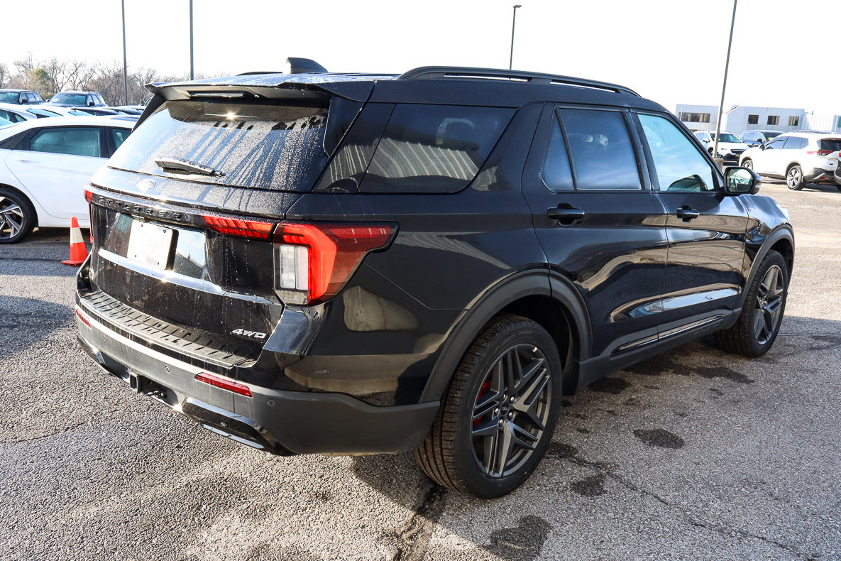 Used 2025 Ford Explorer ST-Line w/ ST-Line Street Pack image 4