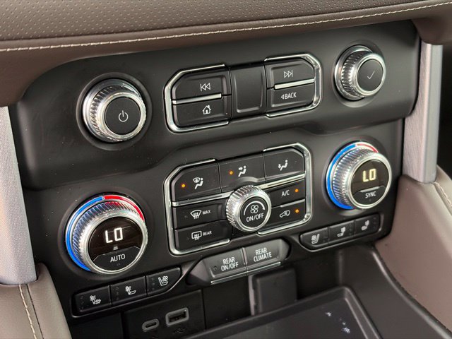 Used 2024 GMC Yukon XL SLT w/ SLT Luxury Package AWD/4WD image 27