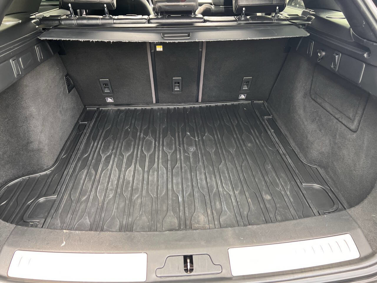 Used 2018 Land Rover Range Rover Velar R-Dynamic SE image 17