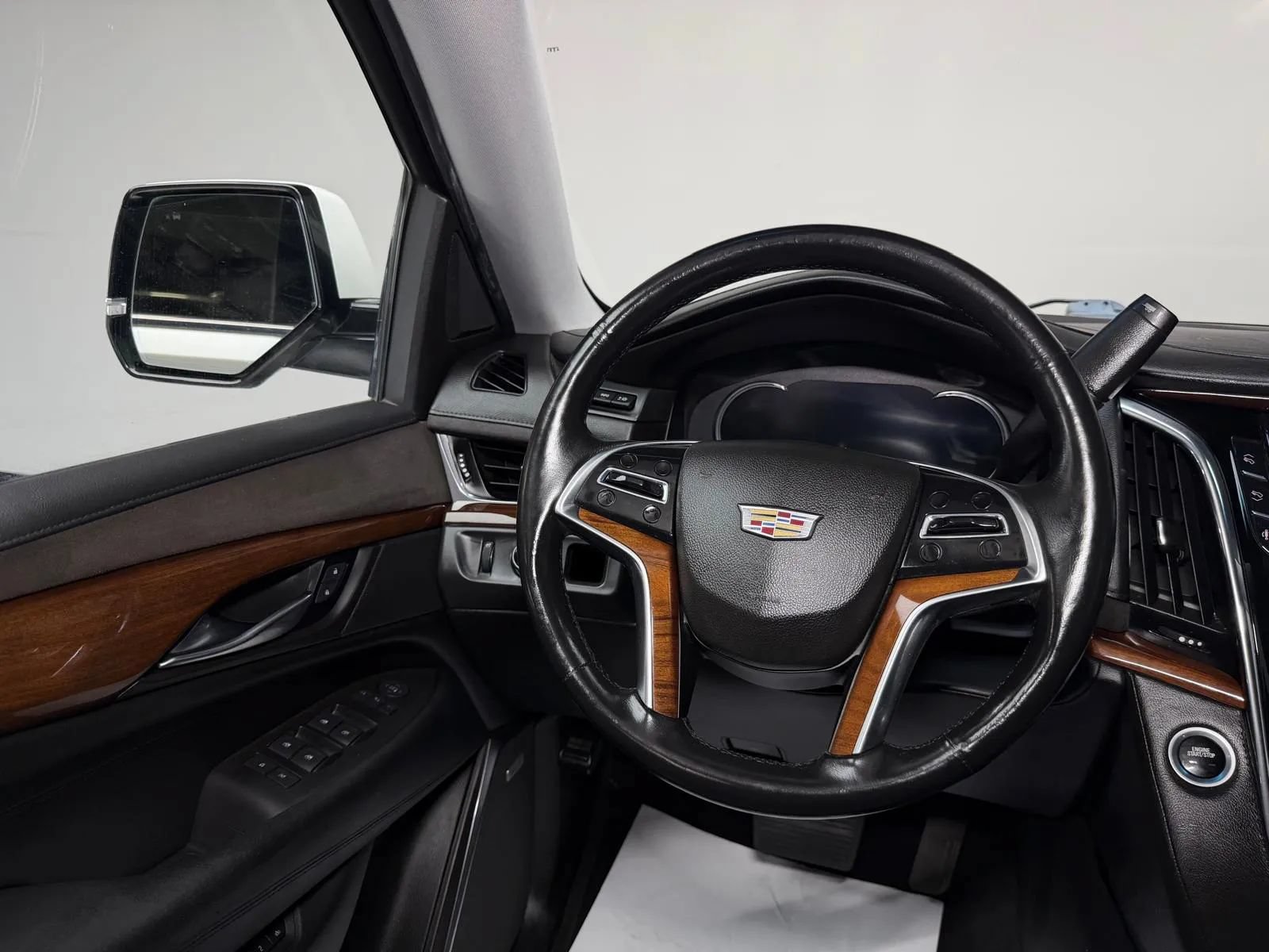 Used 2016 Cadillac Escalade ESV Luxury RWD image 25