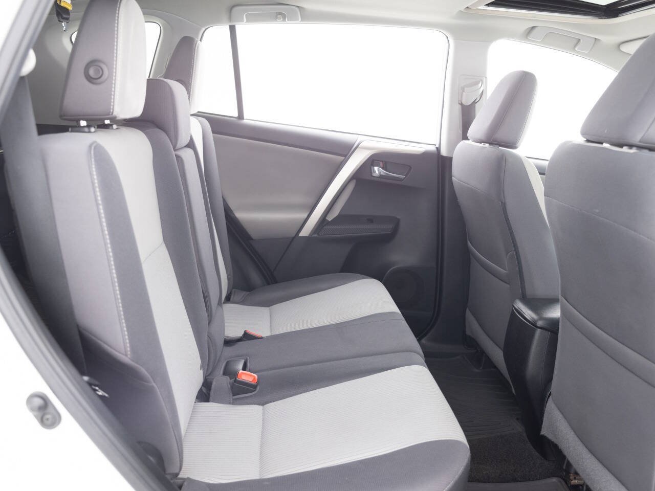 Used 2015 Toyota RAV4 XLE AWD/4WD image 29