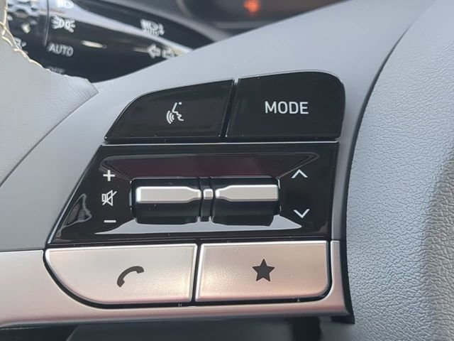 Certified 2025 Hyundai Elantra Sport image 21