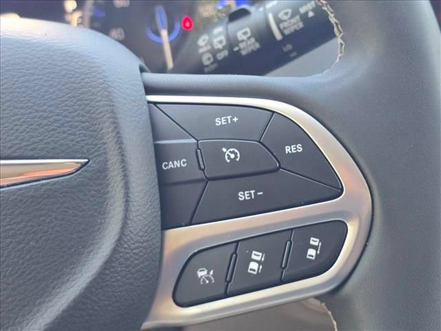Used 2023 Chrysler Pacifica Touring-L FWD image 20