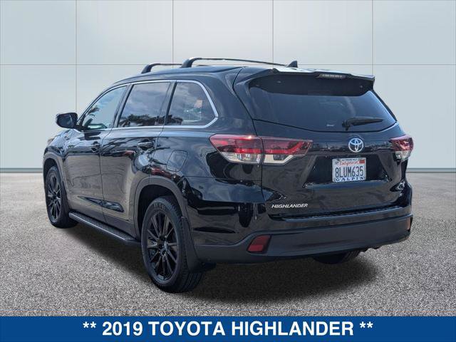 Used 2019 Toyota Highlander SE w/ Carpet Mat Package (TMS) image 3