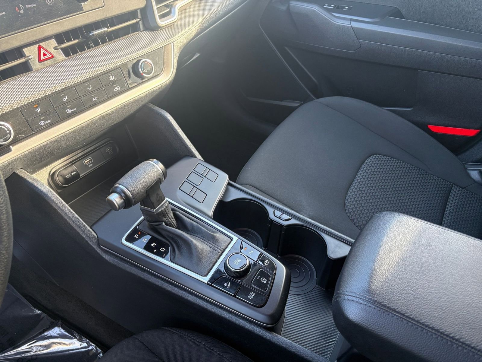 Used 2025 Kia Sportage LX image 40