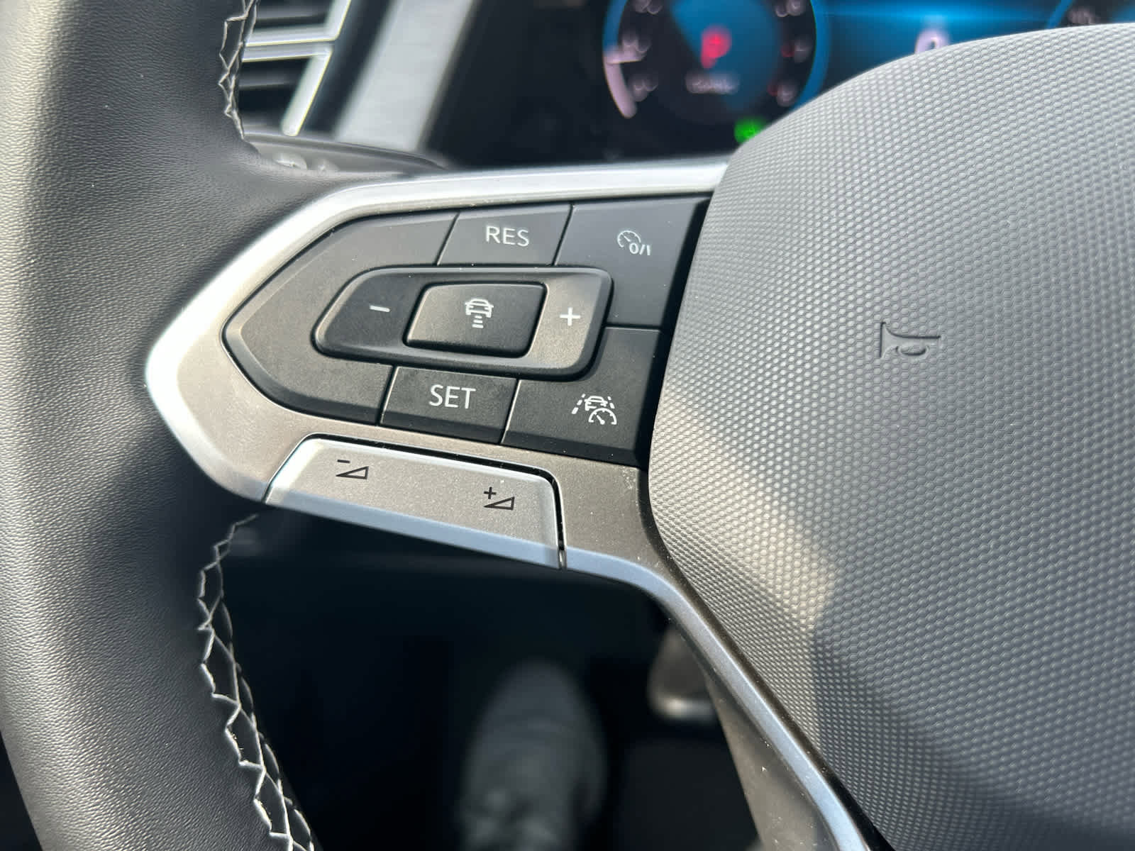 Used 2024 Volkswagen Atlas Cross Sport SE image 32