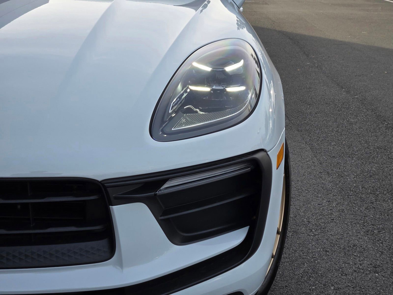 Used 2025 Porsche Macan AWD/4WD image 12
