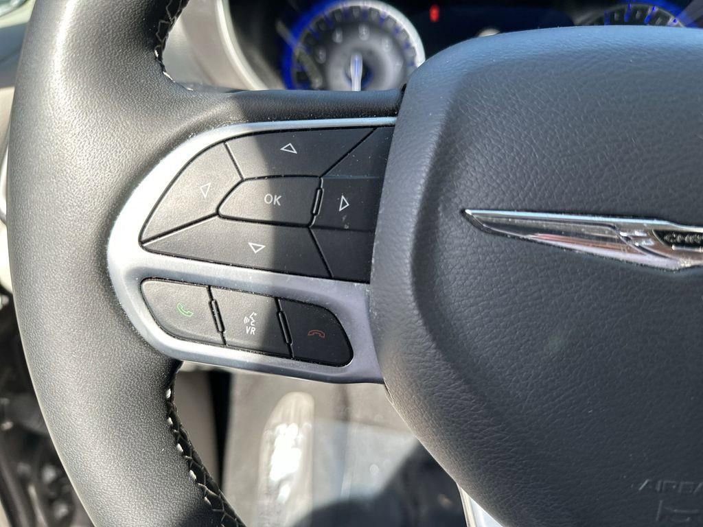 Used 2023 Chrysler Pacifica Touring-L image 31
