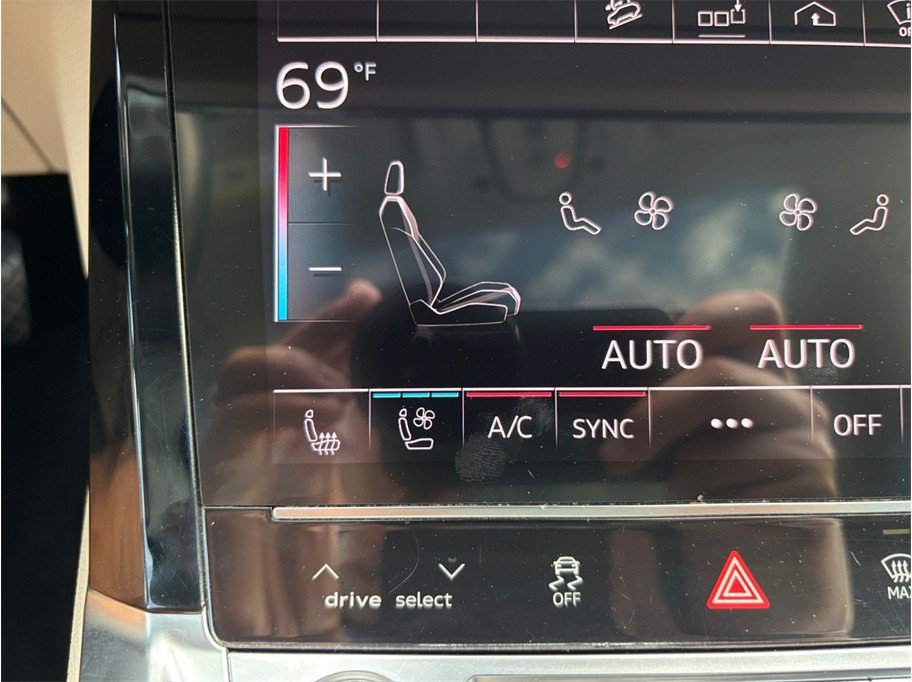 Used 2019 Audi e-tron Prestige w/ Prestige Package AWD/4WD image 34